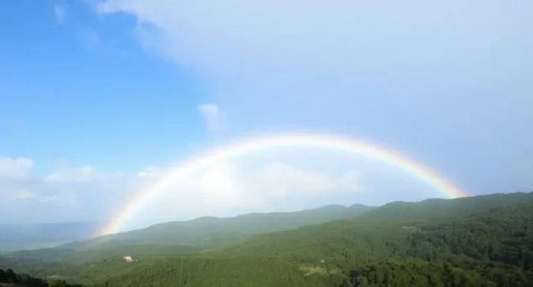 how rainbow forms in the sky